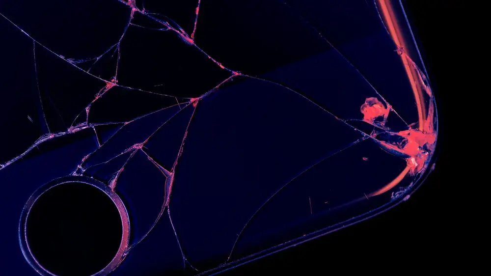 Ekranı kararmış, hasarlı bir akıllı telefon