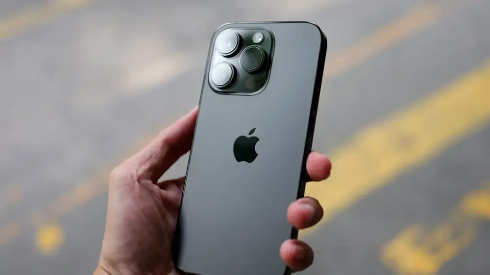 Elde tutulan iPhone arka yüzü